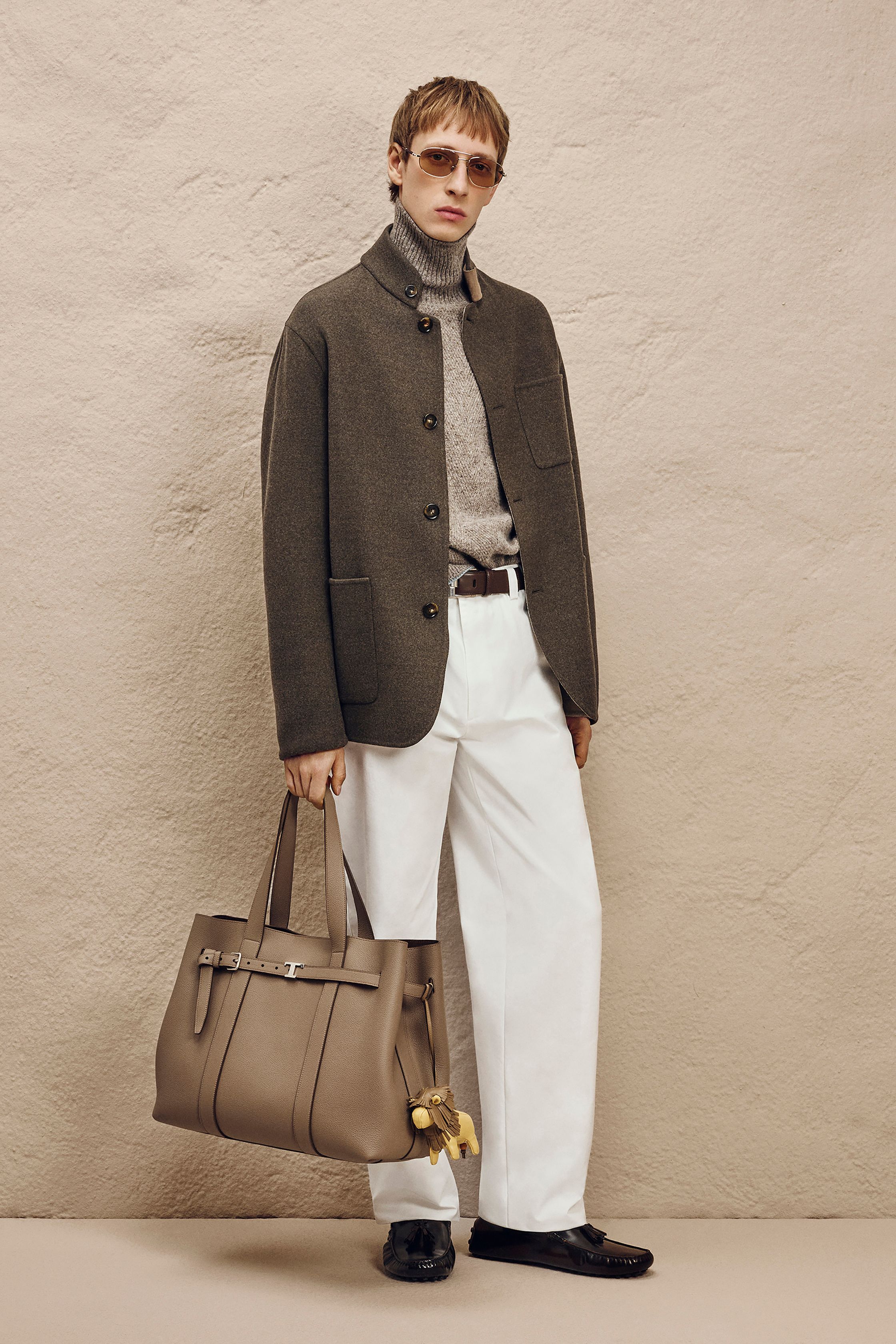 Tod’s 2026秋冬以极致实穿为核心，延续品牌“低调奢华”的长期价值。皮革夹克、绗缝外套与精致针织围绕自然色系展开，强调触感、重量与耐用性。造型不强调趋势感，而是构建稳定、可长期使用的男士衣橱方案，呈现出成熟、理性且自信的都市男性形象-顽石频道趋势研究